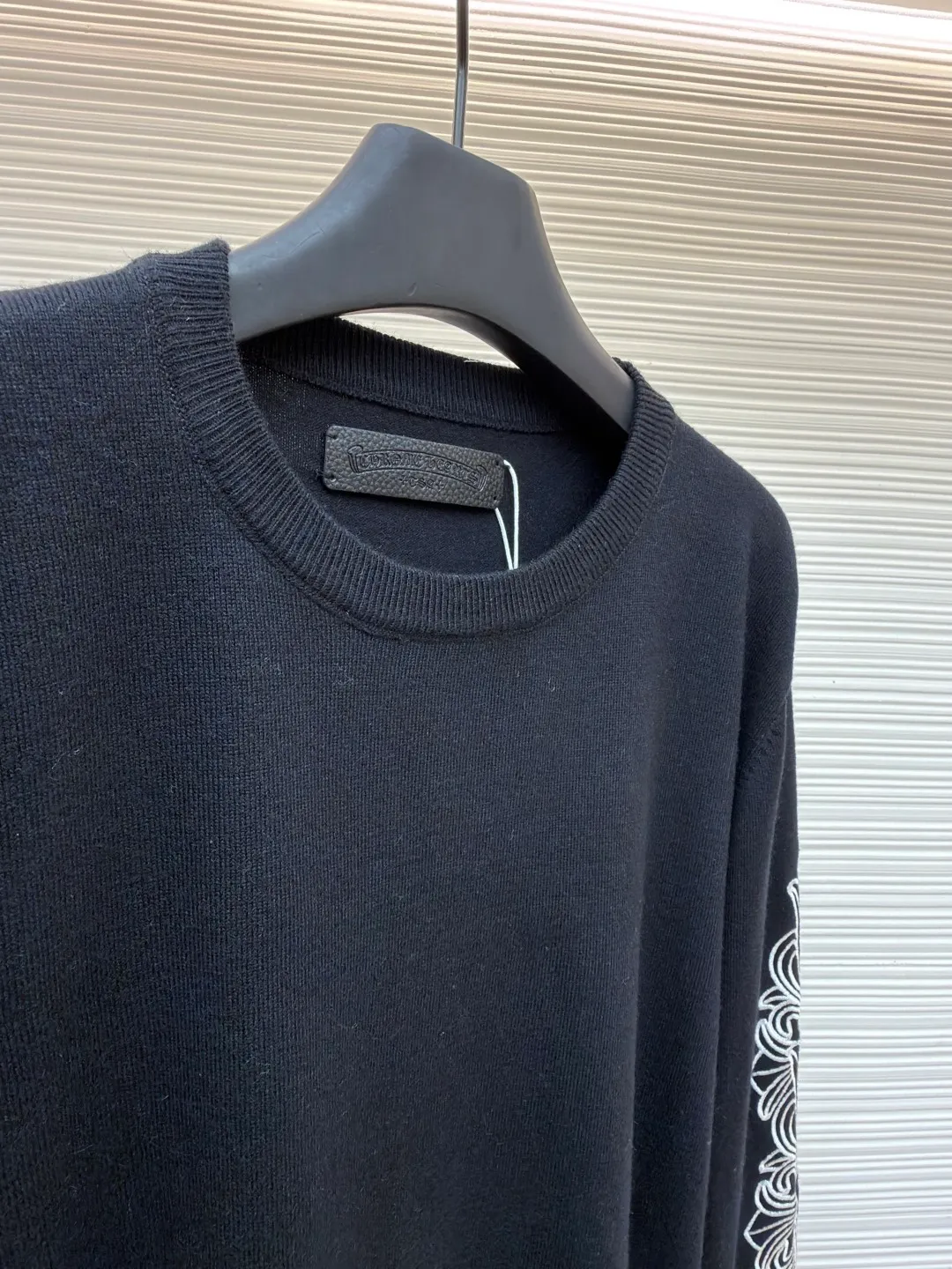 Chrome Hearts scroll embroidered sweater ●Item number: 1682476-A85 ●Fabric: wool fabric ●Technology: embroidery production ●Color: black ●Version: loose fit ●Weight: about 475 grams ●Size: S-M-L-XL ●Description: Select high-quality wool and cashmere raw materials, blended according to a certain proportion. Wool provides warmth and durability, while cashmere gives clothing a soft, delicate feel. The combination of the two makes the fabric both comfortable and practical. Different from market products, our sweaters feel softer and waxier. We use the shrinking characteristics of cashmere fiber to shrink the sweaters. Ironing knitted sweaters to make them smoother and crisper while maintaining style characteristics. The ironing process requires precise control of temperature and pressure to prevent clothing from deforming or being damaged. The overall wiring is straight and delicate, the fabric is comfortable and soft, and the color is consistent without color difference. It can be matched with the same style to create a fashionable look and control various occasions. Customized accessories, complete with three standards, same style for men and women!